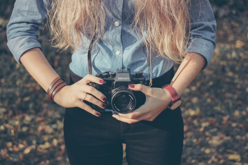 photographe-LA CRAU-min_hand-person-girl-woman-camera-photography-614-pxhere.com